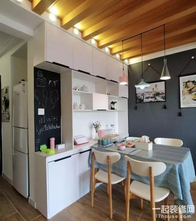 小户型餐厅可以做上一个定制餐边柜，储物空间更多